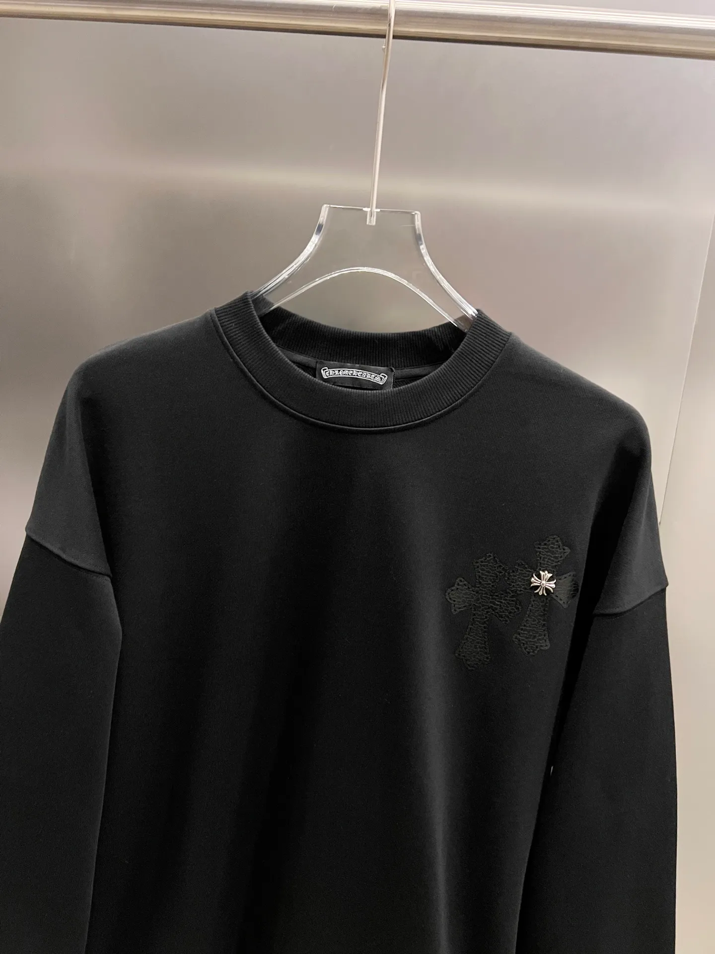 🅿️280 CH Crowe 2025 Autumn and Winter New Style Round Neck Long Sleeve Sweater Cross Patch Leather + Customized Hardware Metal Horseshoe Sanskrit Characters + Middle Eastern Australian Diamond Design Craftsmanship The real thing is great🔥Same style for men and women, loose version Size S M L XL XXL Five sizes Black White